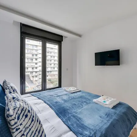 181 One - Superb In Paris. Paris
