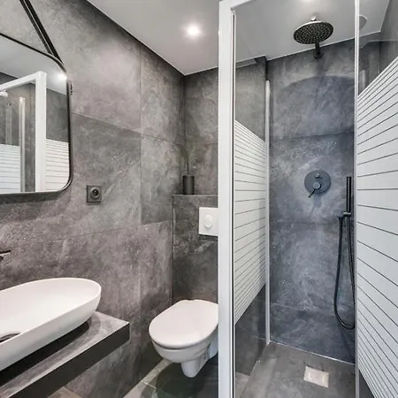 181 One - Superb In Paris. Paris